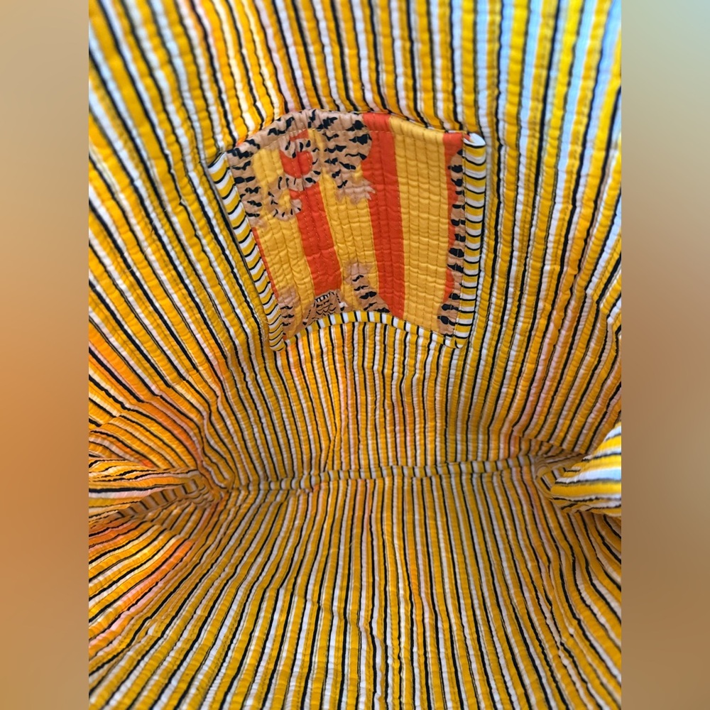 NWOT Vibrant Yellow & Orange Striped Tiger Tote Bag - Picture 2 of 3
